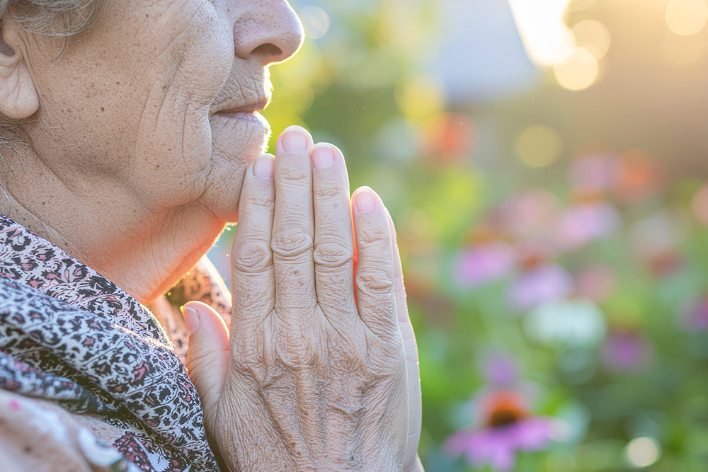 虔誠祭拜祖先，象徵長期維持與心意延續